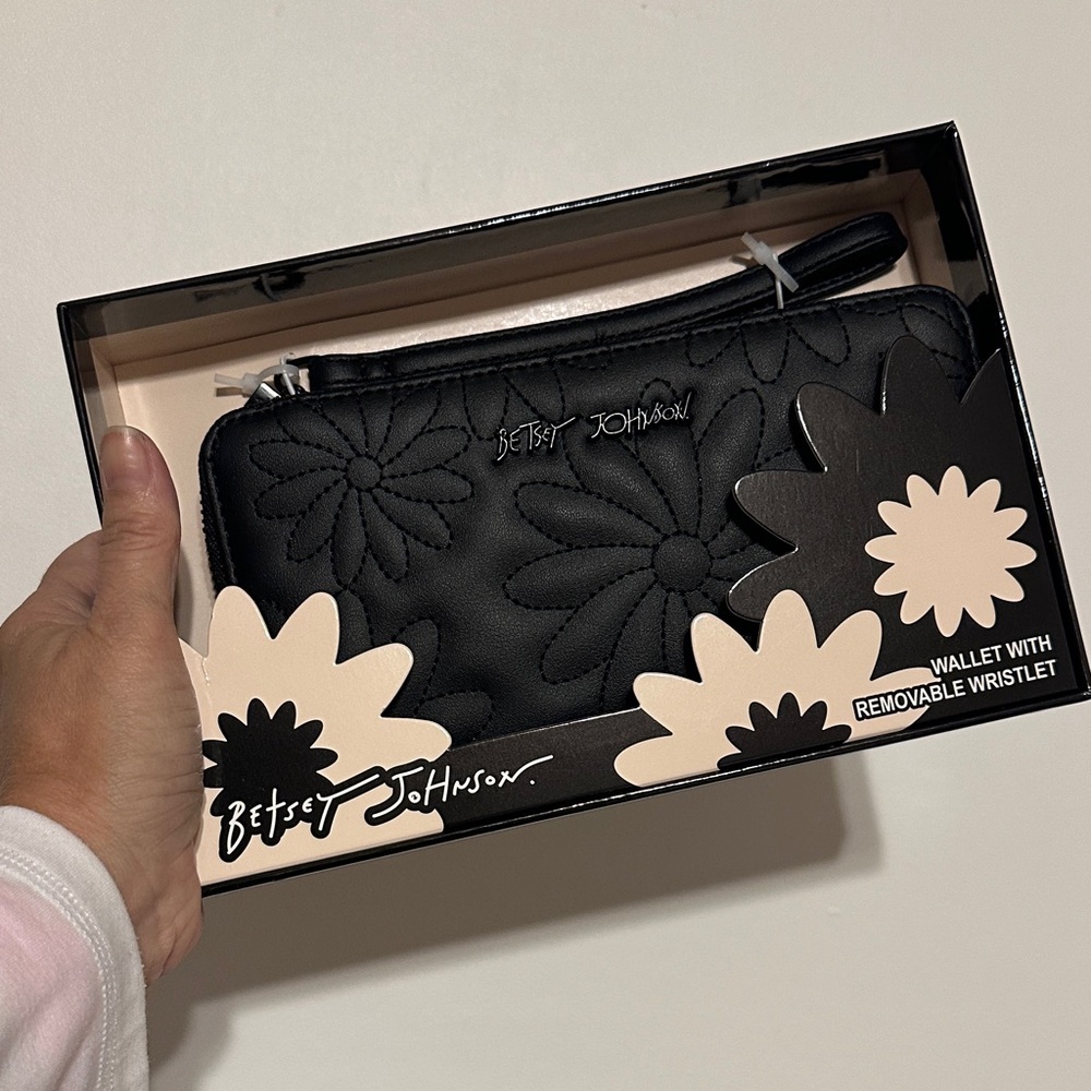 New Betsey Johnson Black Floral Wristlet Wallet